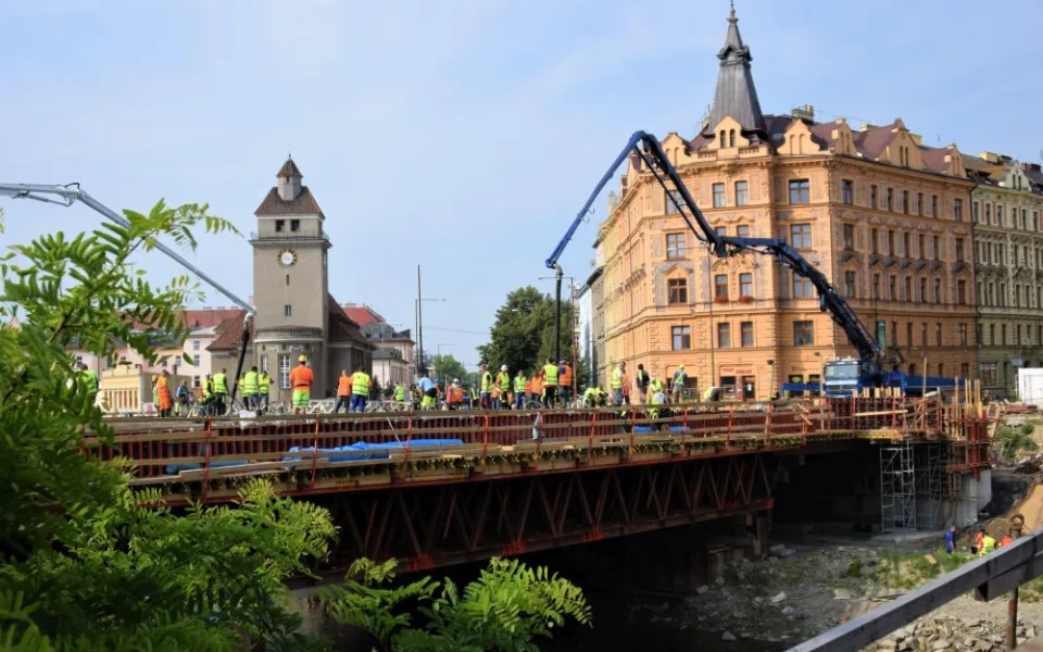 FOTO/VIDEO: U Bristolu probíhají unikátní práce. Celý most se musí vybetonovat za jediný den
