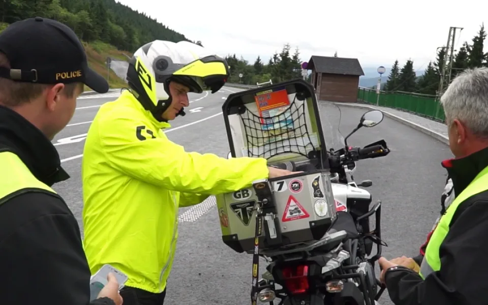 VIDEO: Policisté v neděli obsadili Červenohorské sedlo. Jen za odpoledne rozdali téměř dvacet pokut