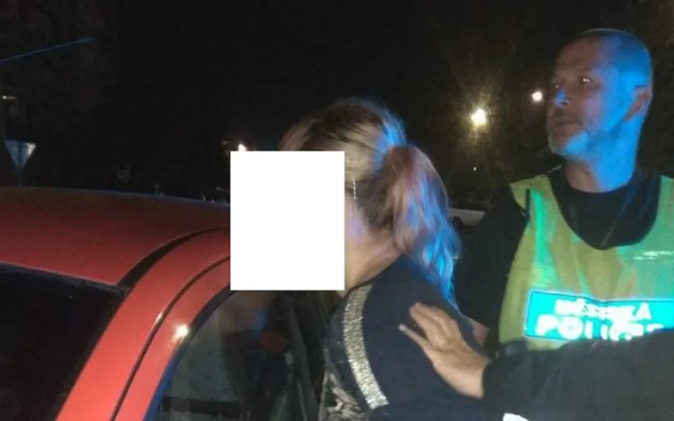 U nádraží se střetla cisterna s autem, jehož řidička byla opilá. Strážníkům pak chtěla utéct, skončila připoutaná k lampě