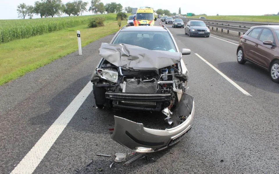 Na dálnici D46 se srazilo osobní auto s náklaďákem. Spolujezdkyně utrpěla zranění a skončila v nemocnici