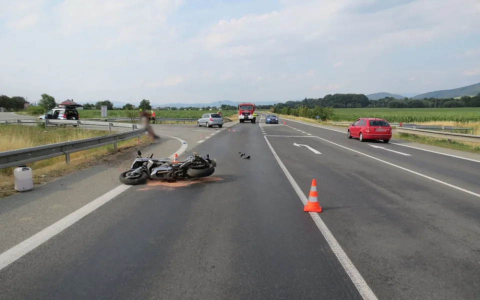 Řidička přehlédla motorkáře na hlavní silnici. Po střetu skončil v nemocnici