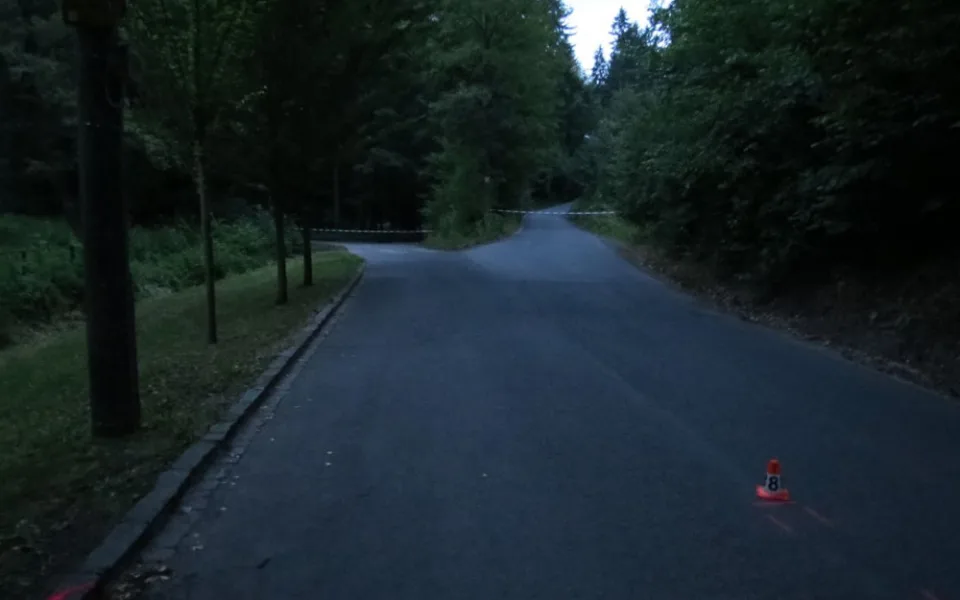 Cyklista bez přilby nezvládl řízení, havaroval a zemřel. Policie hledá svědky