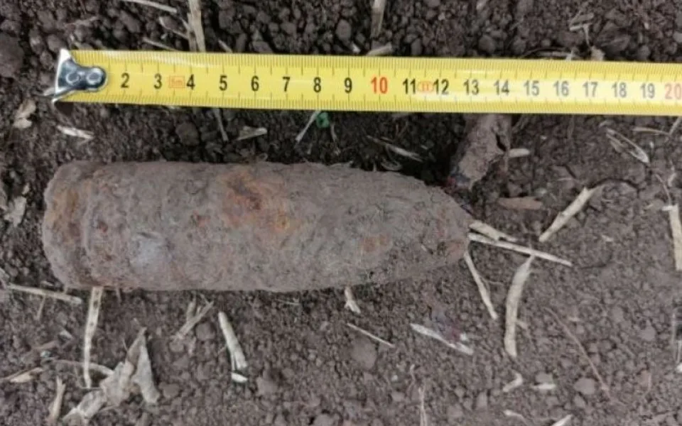 V poli byl nalezen granát a munice z druhé světové války. Na místě zasahoval pyrotechnik