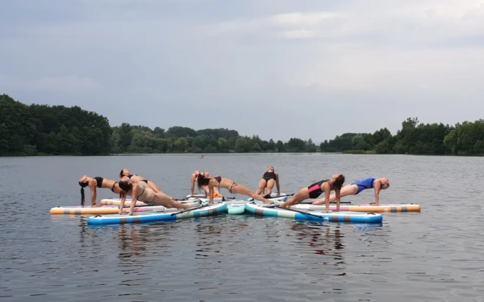 FOTO: Na Poděbradech se cvičí Paddle Yoga, zábavným způsobem procvičíte celé tělo