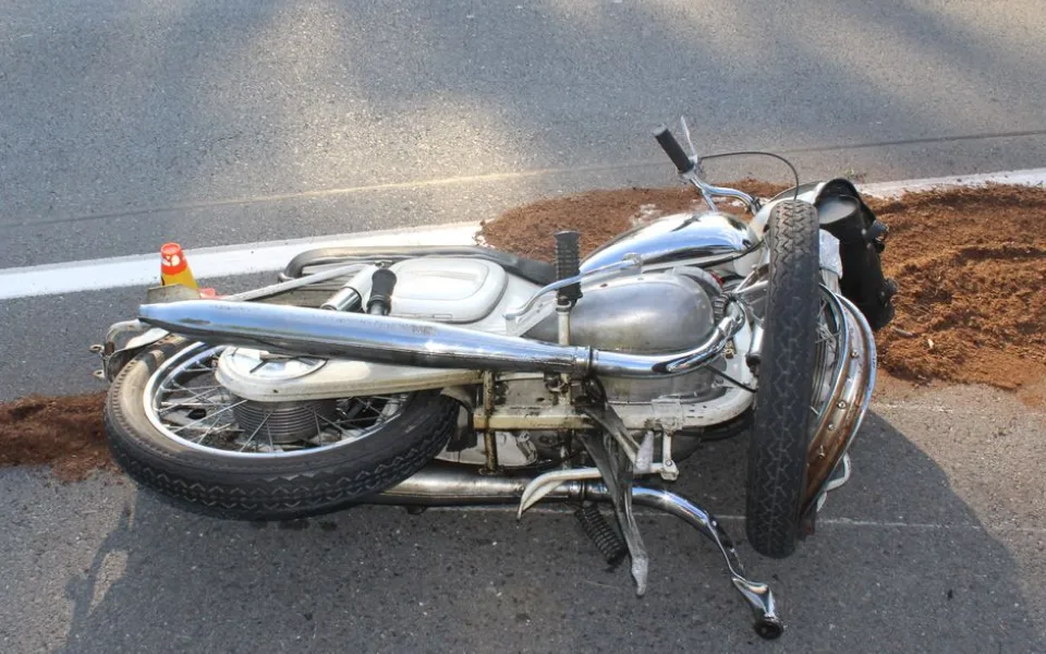 U Olomouce se čelně srazil motorkář s Fabií. Nehoda si vyžádala tři zraněné