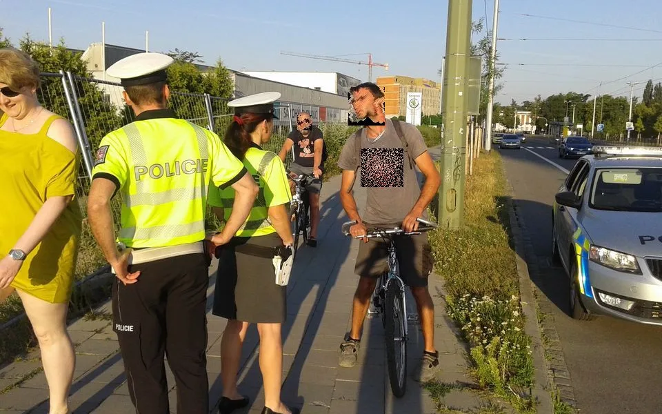 FOTO: Policisté dnes ráno zastavili dvacet cyklistů, kteří porušili zákon. Kontroly budou pokračovat