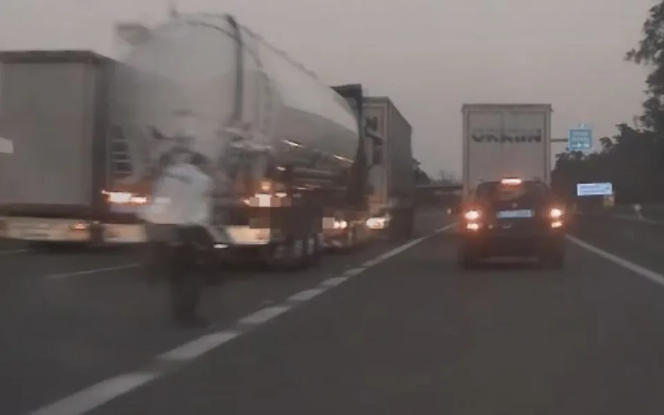 VIDEO: Muž přepadl taxikáře, v Olomouci natankoval a ujížděl na Slovensko. Policie musela i střílet