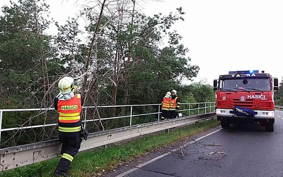 AKTUÁLNĚ: Silné bouřky zasáhly jih kraje. Hasiči hlásí 25 zásahů