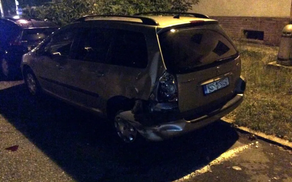 Řidič naboural do auta Na Šibeníku. Protože byl opilý, prohodil si místo se spolujezdcem