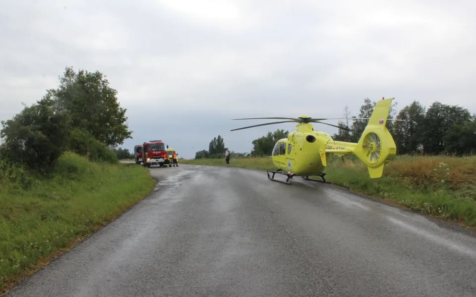 Motorkář dostal na mokré silnici smyk a se zraněním skončil v nemocnici
