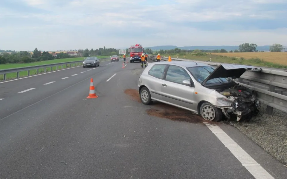 Řidič usnul na dálnici. Auto narazilo do svodidel a spolujezdkyně skončila v nemocnici