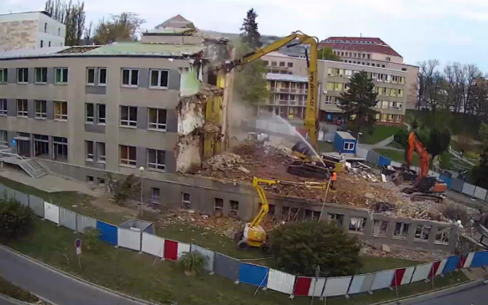 VIDEO: Podívejte se v dvaceti sekundách, jak se bourala budova II. interní kliniky v areálu Fakultní nemocnice