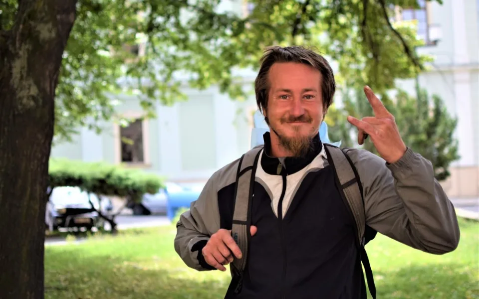 (NE)OBYČEJNÍ: Všichni jste blázni, jenom já jsem letadlo, říká olomoucký bezdomovec Kenny