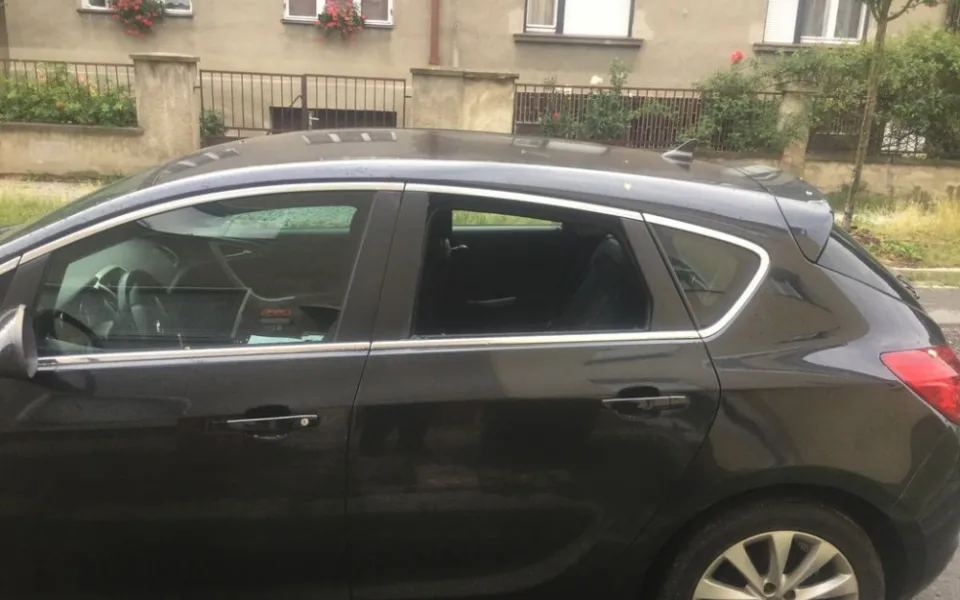 Zloděj vykradl auto v Českobratrské ulici. Vzal notebook, kameru a další věci