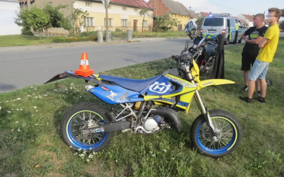Šestnáctiletý motorkář nezvládl řízení a havaroval v příkopu