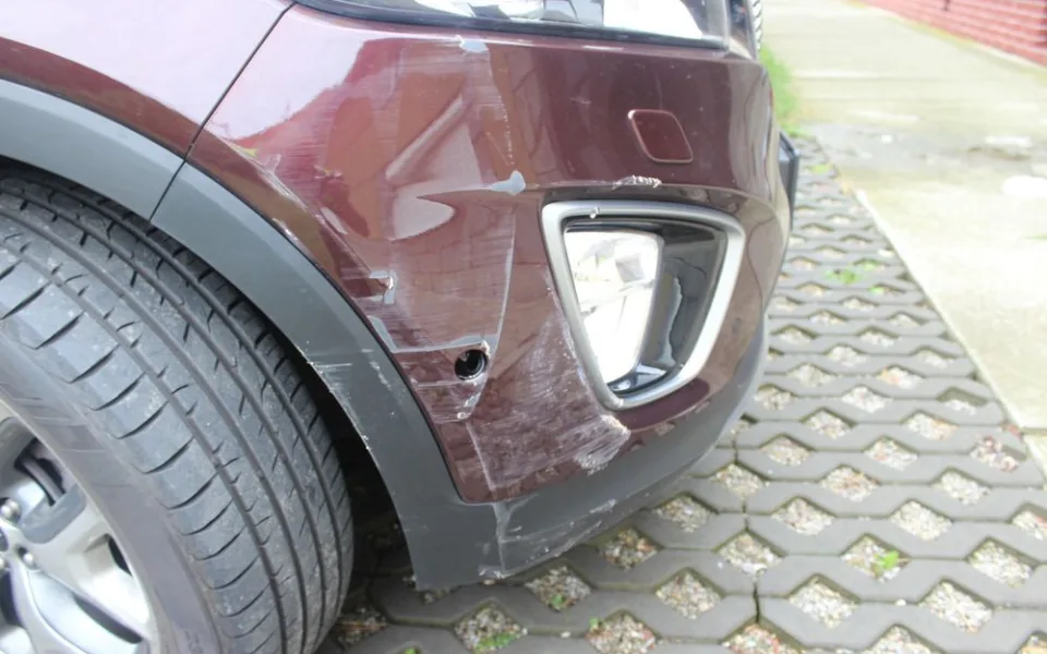 Dřevotřísková deska poškodila auto jedoucí po dálnici D46. Vznikla škoda za 30 tisíc