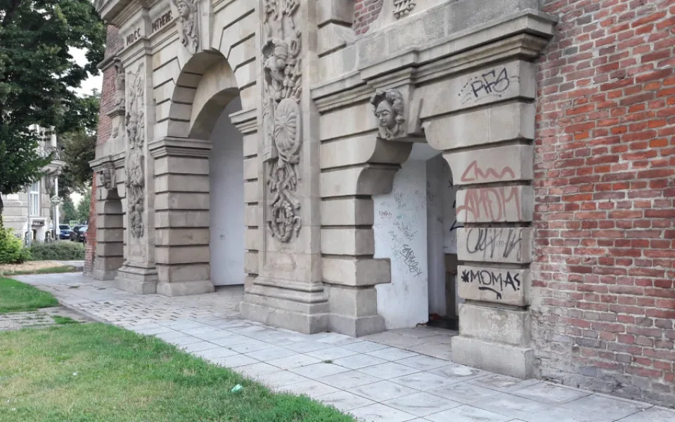 Vandal pomaloval pískovcové kvádry Terezské brány, která je kulturní památkou