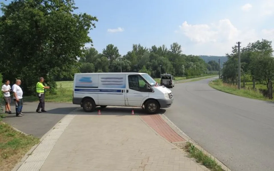 Cyklistka narazila do dodávky, která vjela na cyklostezku. Žena skončila v nemocnici
