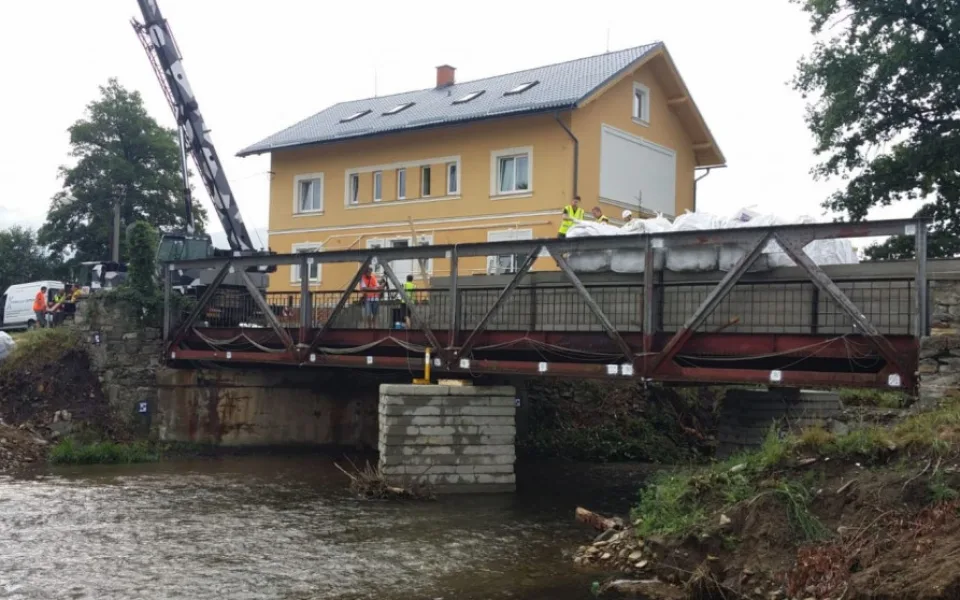 Most určený k demolici posloužil vědcům při extrémní zátěžové zkoušce. Unesl 460 tun
