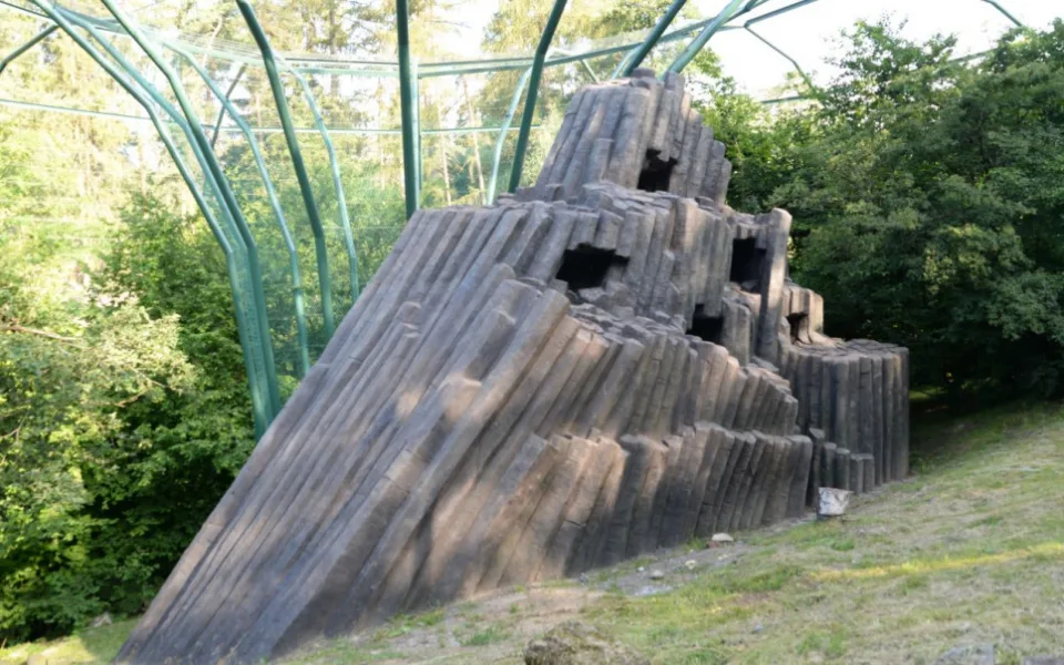 FOTO: Ve voliéře zvané Bábovka v Olomoucké zoo přibyly čedičové varhany