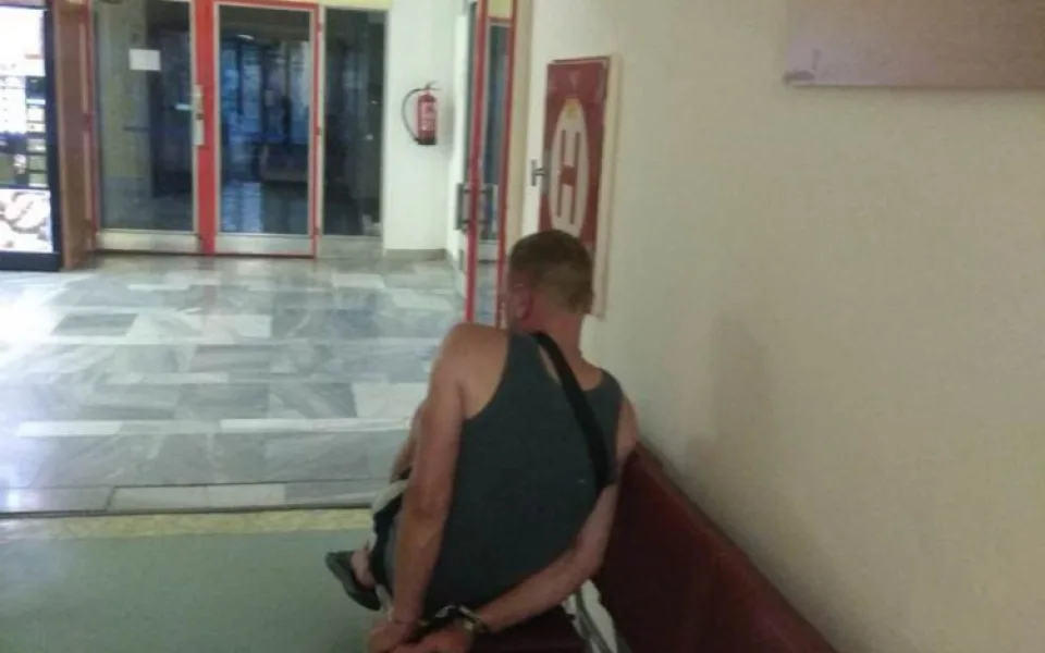Opilý muž před azylovým domem slovně napadal kolemjdoucí. Nadýchal přes tři promile a skončil v poutech