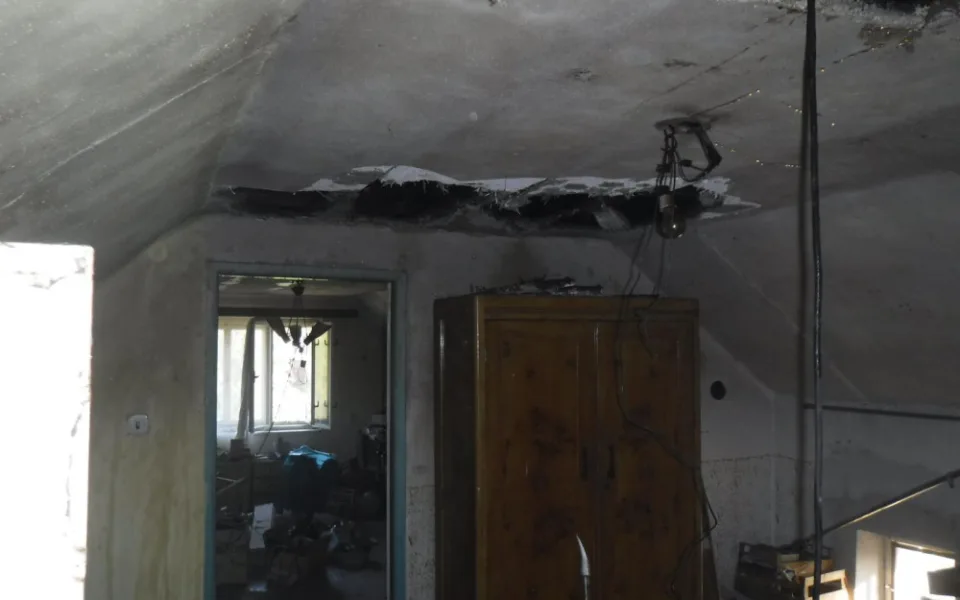 FOTO: Hasiči likvidovali požár rodinného domu a přístavby. Oheň se rozšířil i na sousední louku