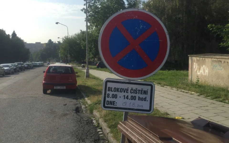 Úklid silnice včera v Olomouci komplikovalo jednadvacet aut, jejichž řidiči nerespektovali značky