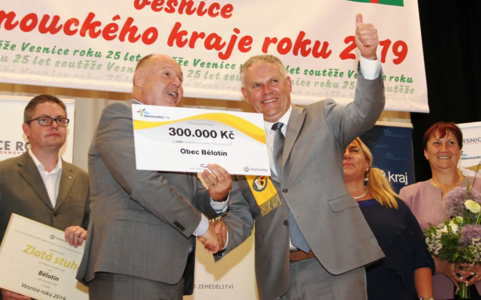 Zlatou stuhu získala obec Bělotín za vítězství v krajském kole soutěže Vesnice roku 2019