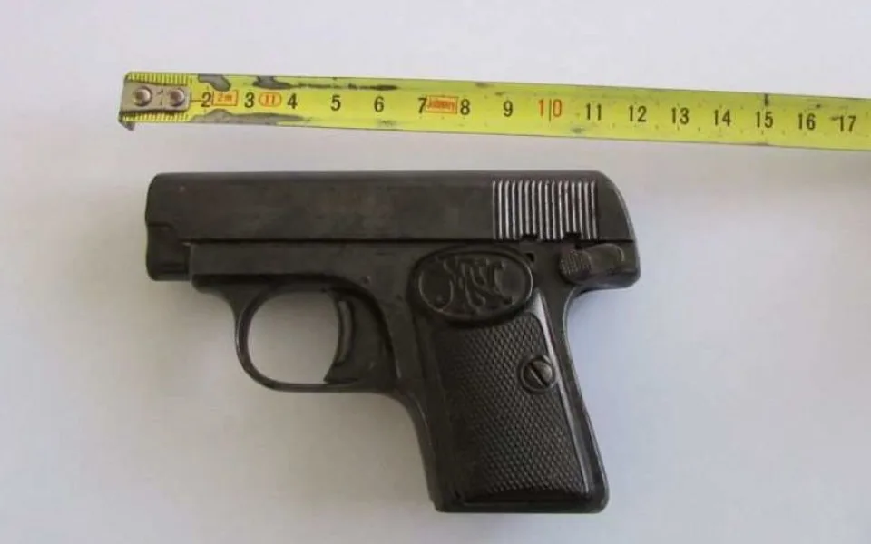 Muž přinesl pistoli na policii. Údajně ji našel při vyřizování pozůstalosti po svém otci.