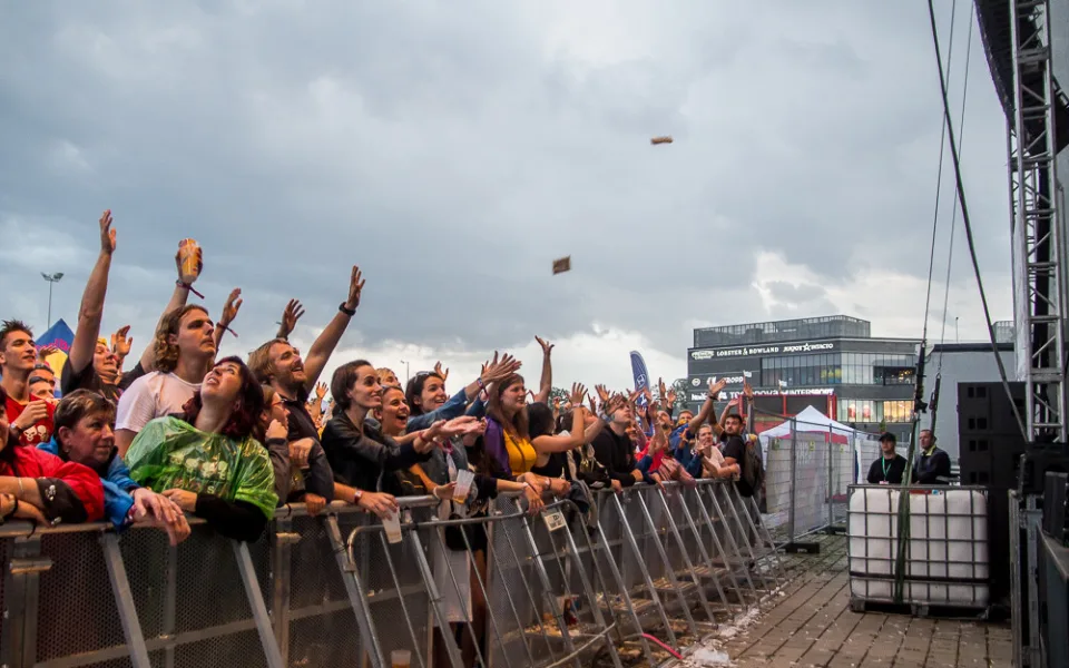 FOTOGALERIE: Létofest letos přilákal davy lidí, neodradily je ani bouřkové mraky a občasný déšť