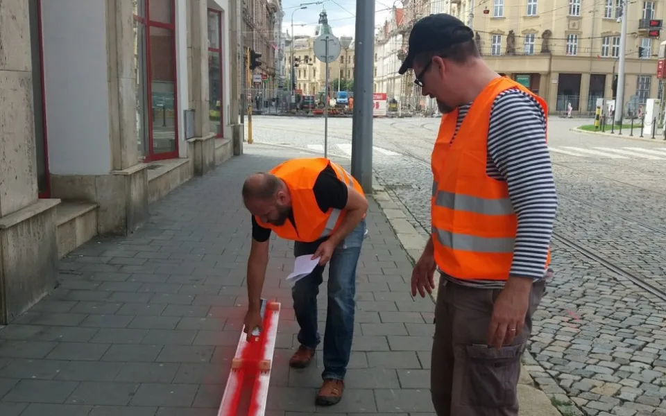 FOTO: Opoziční politici posprejovali chodník. Podle policie jim hrozí až rok za mřížemi