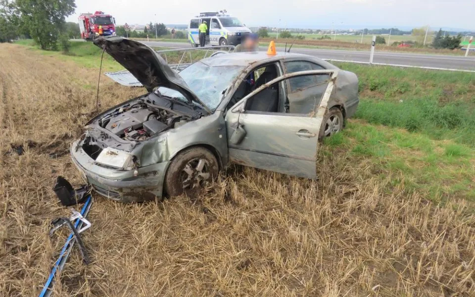 FOTO: Řidička se nevěnovala řízení, stahovala okénko a skončila v poli