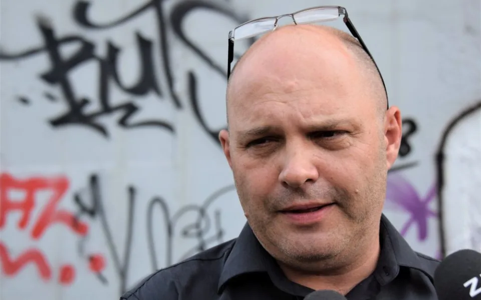 FOTO/VIDEO: Čistič Karlova mostu dnes v Olomouci představil technologii odstraňování graffiti