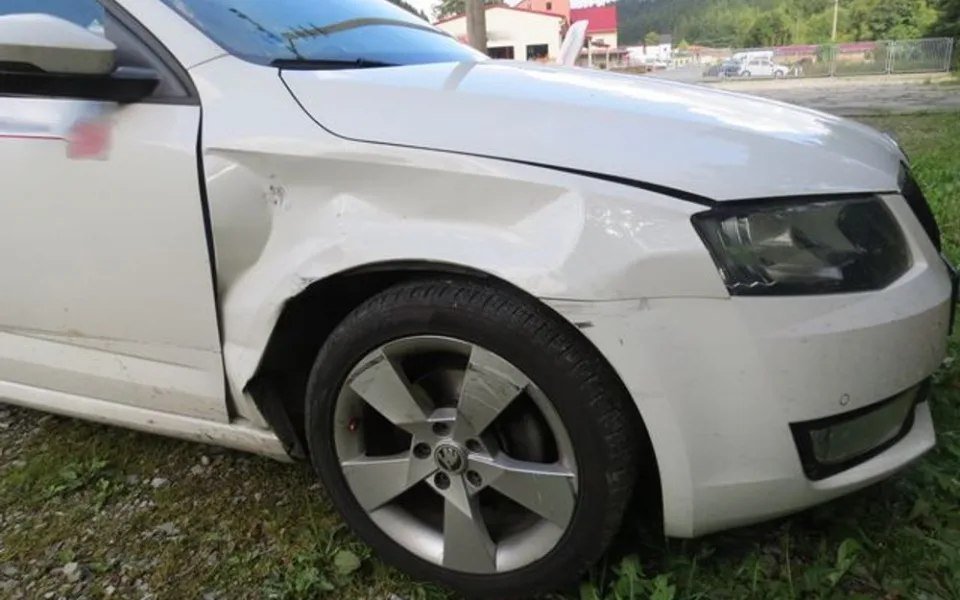 Řidič při předjíždění narazil do náklaďáku a z místa nehody ujel