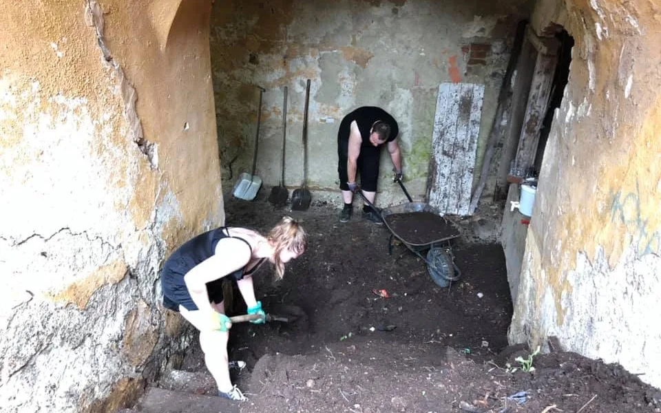 FOTO: Dobrovolníci o víkendu po letech odhalili schody Cikánské branky, byly ukryty pod vrstvou kompostu a odpadků