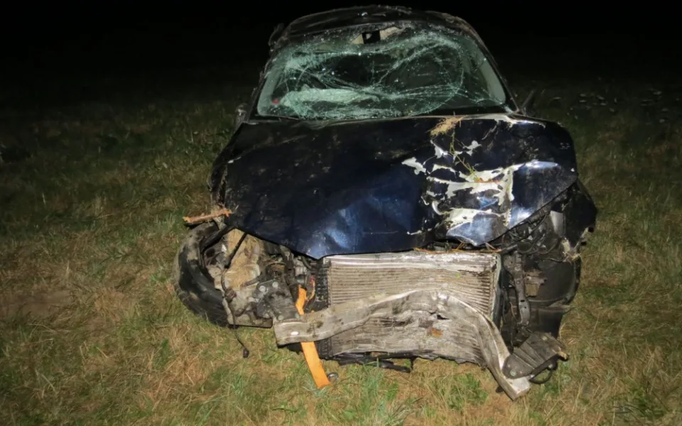 Opilý mladík vjel rychle do zatáčky a havaroval do stromu. Navíc usedl za volant bez řidičáku