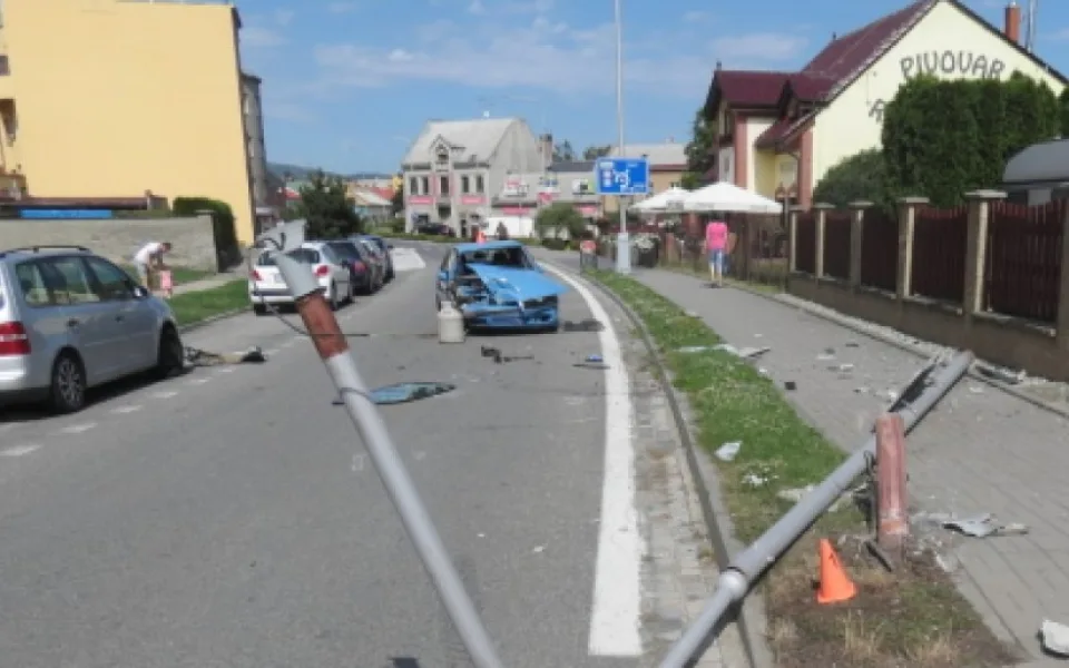 Opilý senior narazil do sloupu veřejného osvětlení. Zranil se a přišel o řidičský průkaz