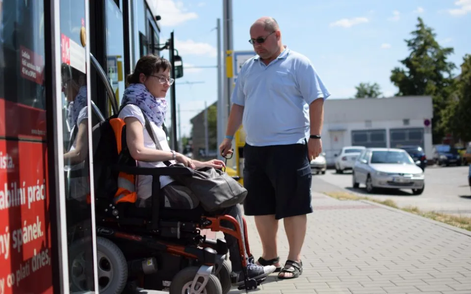 Jak se žije v Olomouci lidem na invalidním vozíku? Projeli jsme město se Zdeňkou Vyoralovou