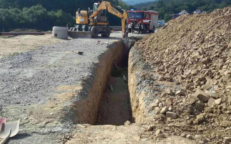 Dva dělníci byli zasypáni při výkopu kanalizace na Olomoucku. Jsou zranění