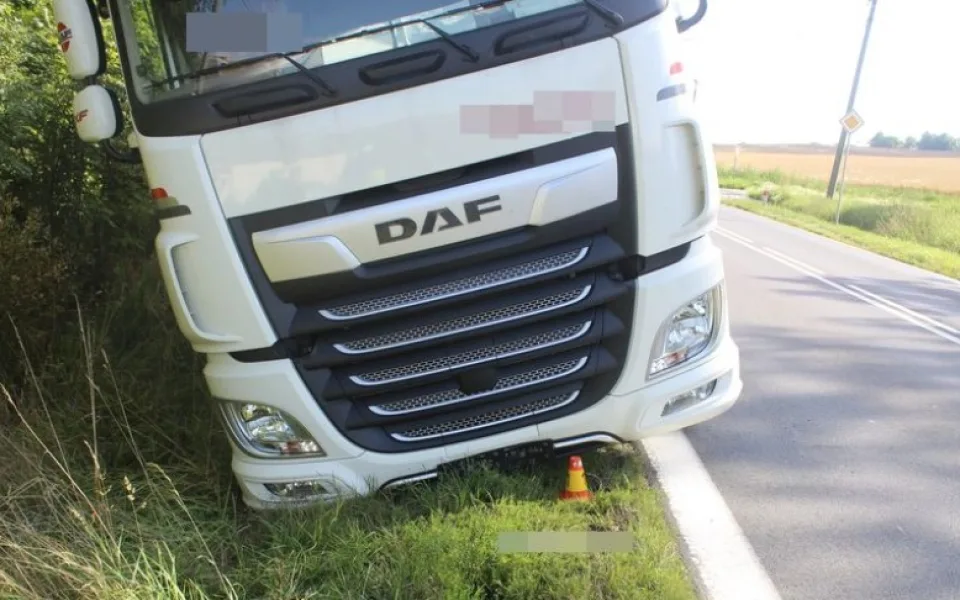 Řidič kamionu havaroval do příkopu. Policie zjistila, že má zákaz řízení