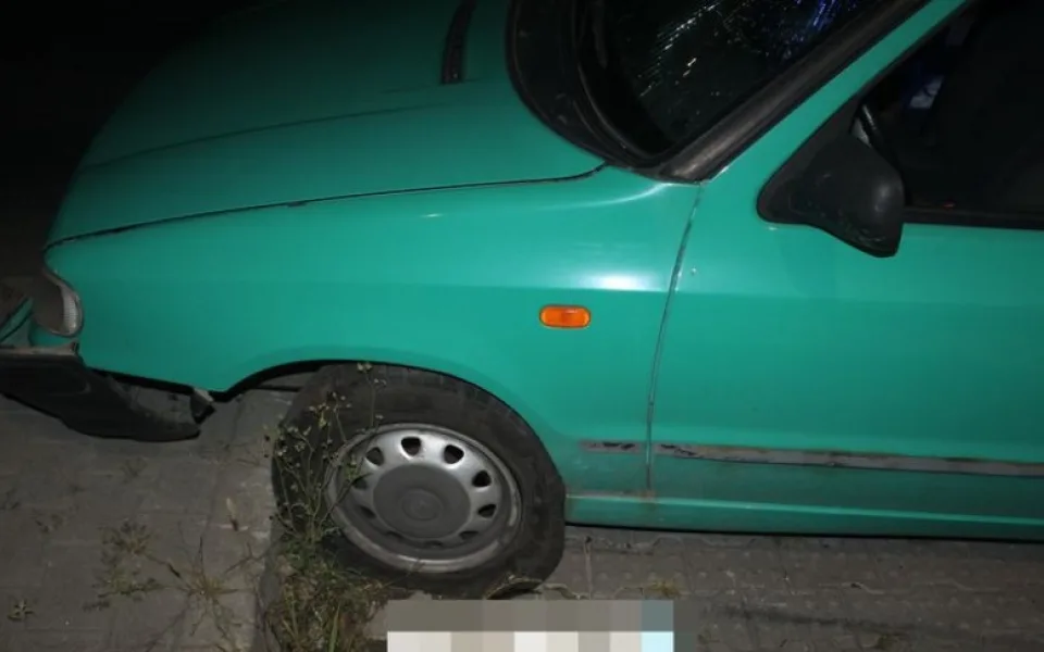 Dvaadvacetiletý řidič naboural do středového ostrůvku. Policii nadýchal přes jeden a půl promile