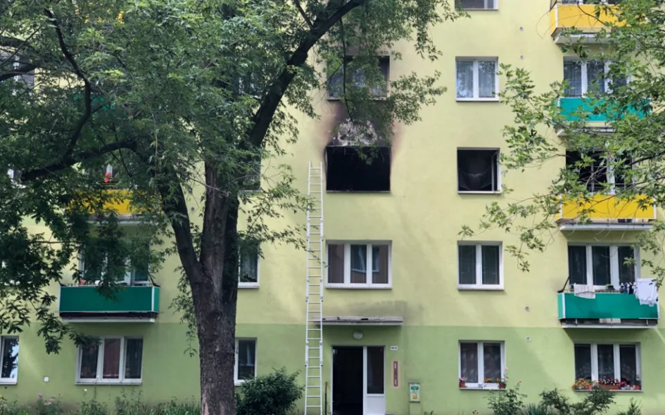 FOTO/VIDEO: Šestnáct evakuovaných a škoda přes milion. Plameny zničily byt