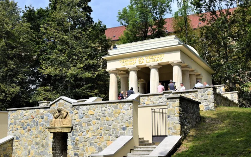FOTO/VIDEO: Mauzoleum v Bezručových sadech má za sebou druhou etapu rekonstrukce