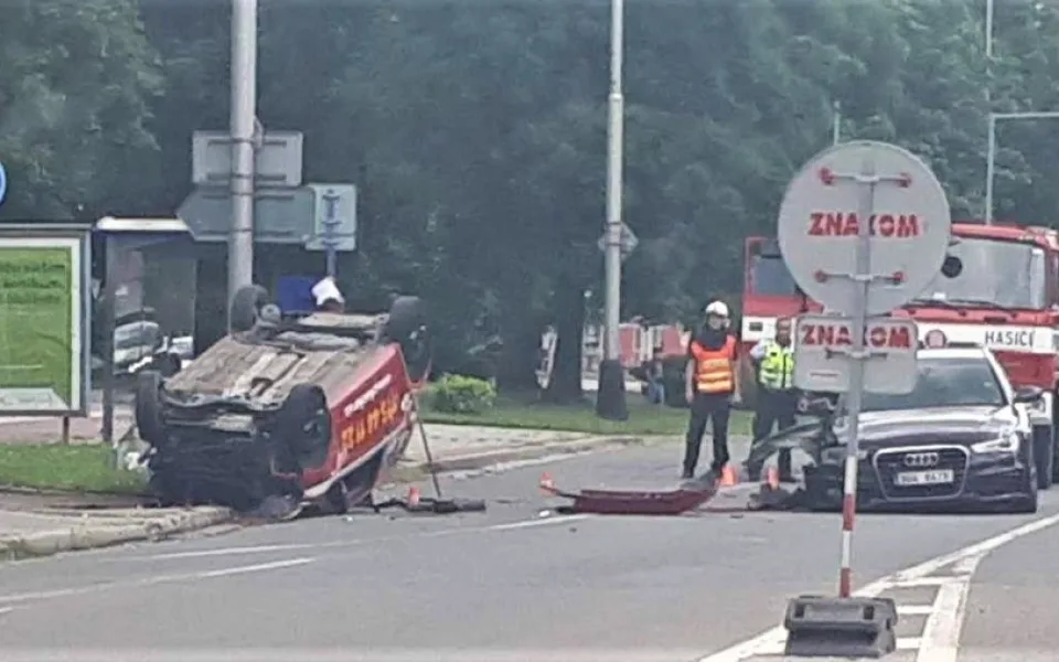AKTUALIZOVÁNO: Při nehodě dvou osobních aut zůstala v havarovaném autě zaklíněná osoba