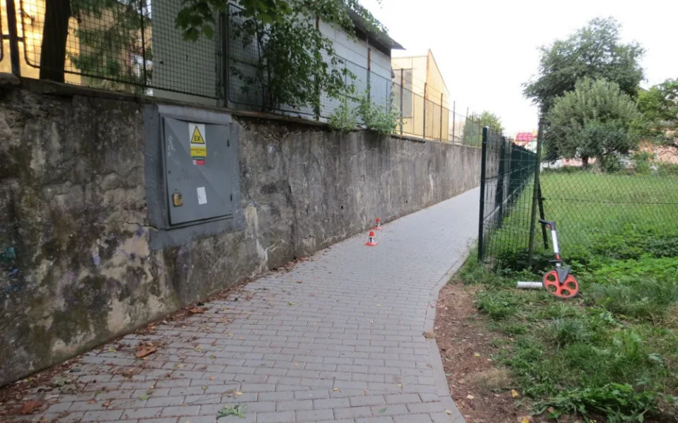 Opilý cyklista nezvládl jízdu po chodníku a naboural do zdi. Poté co upadl na chodník, skončil v nemocnici