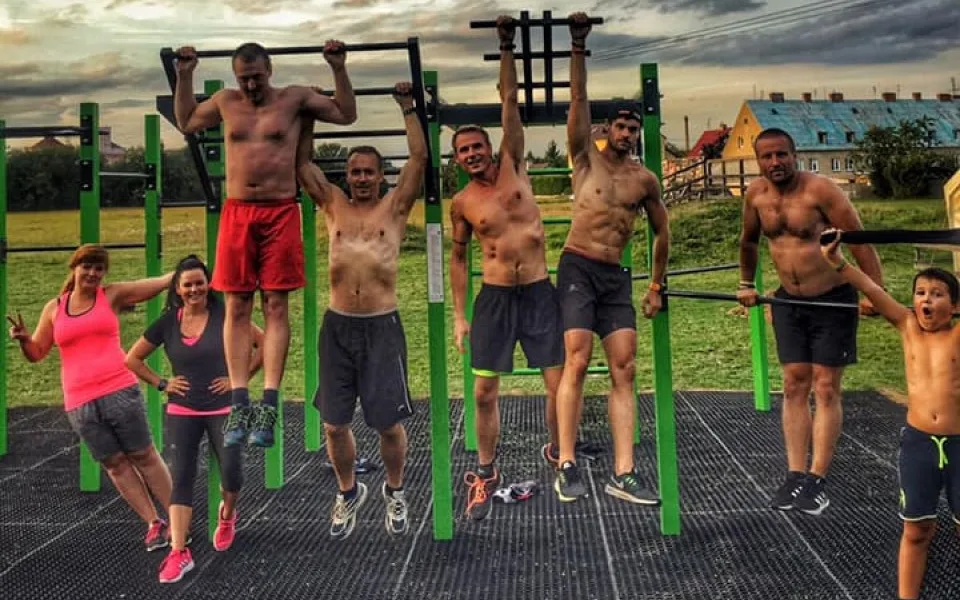 V Litovli vyslyšeli volání po venkovním fitku. Vzniklo zde nové workoutové hřiště