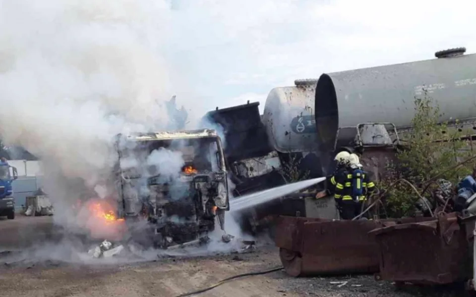 V přerovském metalšrotu hořelo nákladní auto. Požár způsobil škodu za tři miliony