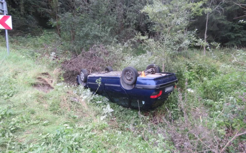 Řidič se 4,6 promile alkoholu v krvi jel rychle a havaroval. Do nemocnice byl  transportován letecky