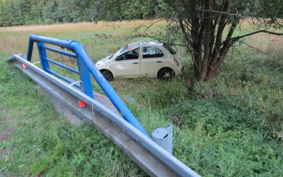 Senior se během řízení sehnul pro mobil, který mu upadl. Poté co havaroval, ho do nemocnice přepravil vrtulník