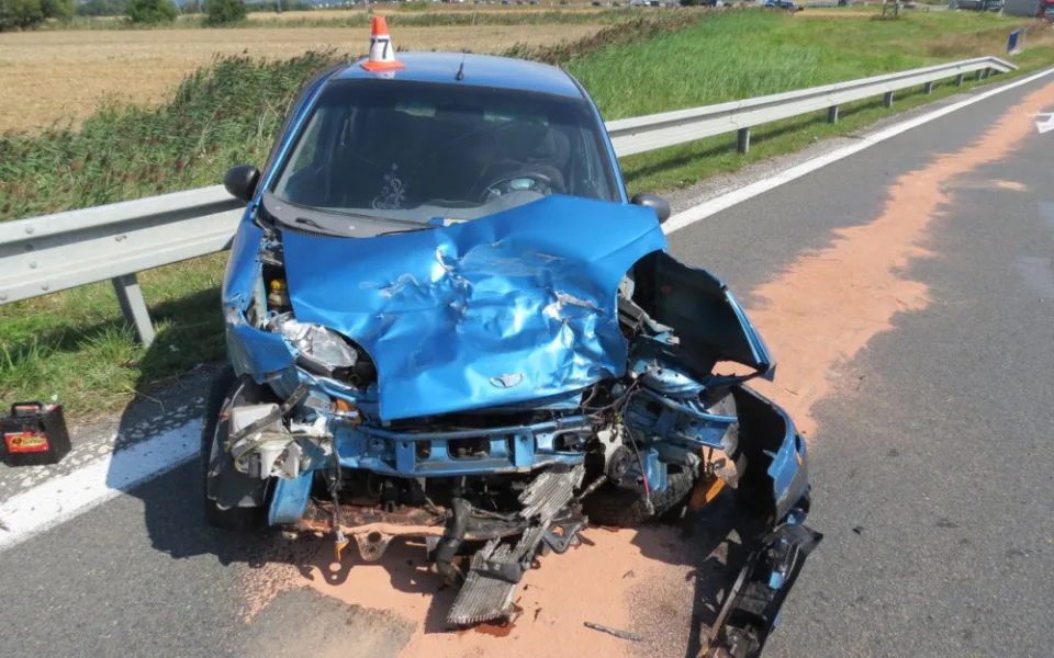 Řidič při odbočování nedal přednost náklaďáku a došlo k nehodě. Vznikla škoda za sto tisíc
